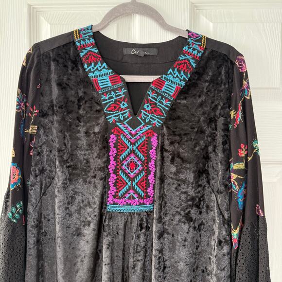 Calessa Women's Embroidered Floral Velvet Bell Sleeve Top Size Medium - Picture 2 of 13